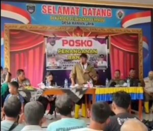 GUBERNUR SUMSEL H. HERMAN DERU DAN BUPATI OKU TIMUR H. LANOSIN S.T MEMBERI BANTUAN KEPADA KORBAN BANJIR DI KECAMATAN BELITANG 3 KAB OKU TIMUR