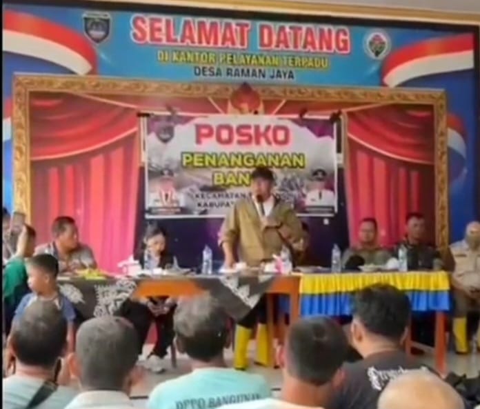 GUBERNUR SUMSEL H. HERMAN DERU DAN BUPATI OKU TIMUR H. LANOSIN S.T MEMBERI BANTUAN KEPADA KORBAN BANJIR DI KECAMATAN BELITANG 3 KAB OKU TIMUR